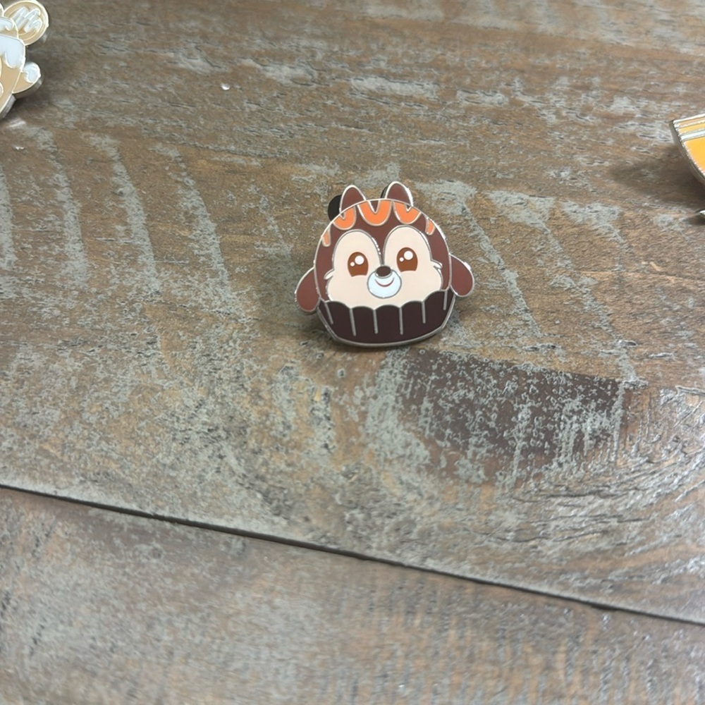 Disney Munchlings Mystery Pin Chip as a cupcake from series 1